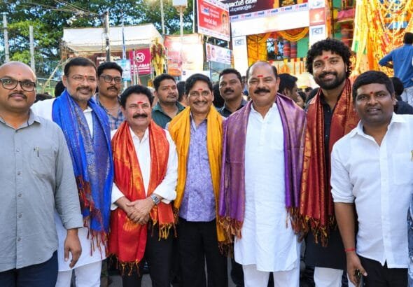 ఖైరతాబాద్‌ మహా గణపతిని దర్శించుకుని పూజలు చేసిన వేదవ్యాస్‌ సినిమా టీమ్‌...