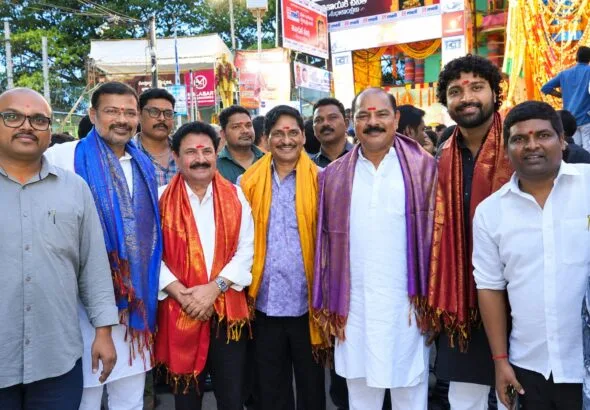 ఖైరతాబాద్‌ మహా గణపతిని దర్శించుకుని పూజలు చేసిన వేదవ్యాస్‌ సినిమా టీమ్‌...