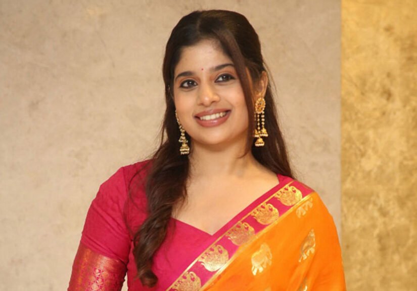 Aishwarya Holakkal Radiates Ethnic Elegance in Vibrant Traditional Attire